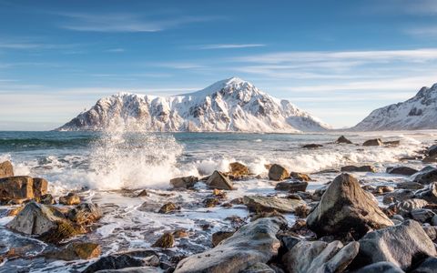 Winter Waves on Rocky Coast — 200-piece jigsaw puzzle