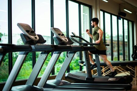 Running on Treadmill — 300-piece jigsaw puzzle