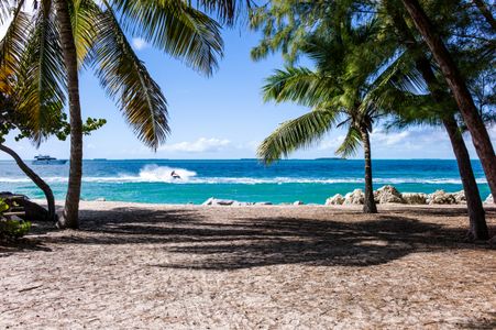 Tropical Beach Escape — 200-piece jigsaw puzzle