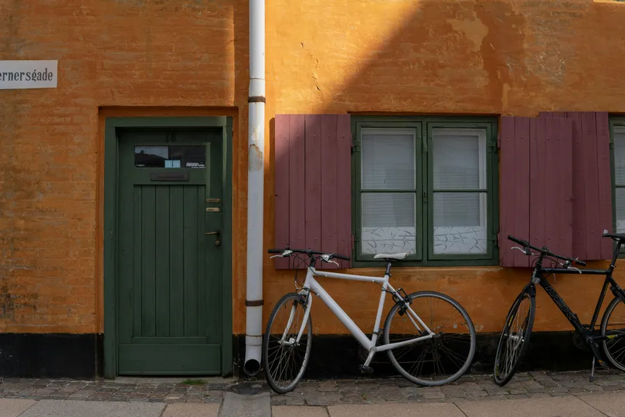 Cykler ved farverig facade — puslespil med 300 brikker
