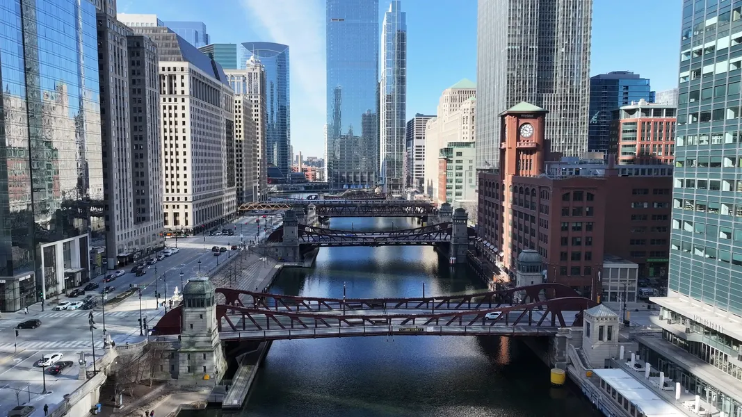Cruce de río urbano — rompecabezas de 100 piezas