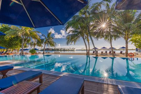 Tropical Poolside Retreat — 400-piece jigsaw puzzle
