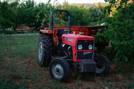 Rustic Red Tractor — 200-piece jigsaw puzzle