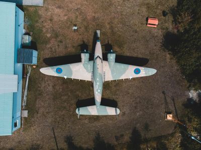Vintage Airplane Display — 400-piece jigsaw puzzle