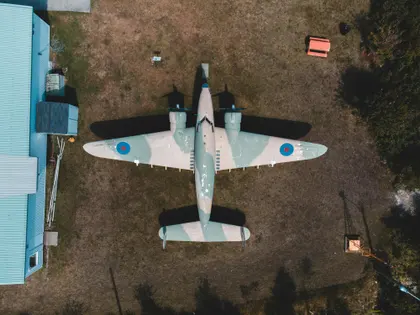 Vintage Airplane Display — 400-piece jigsaw puzzle