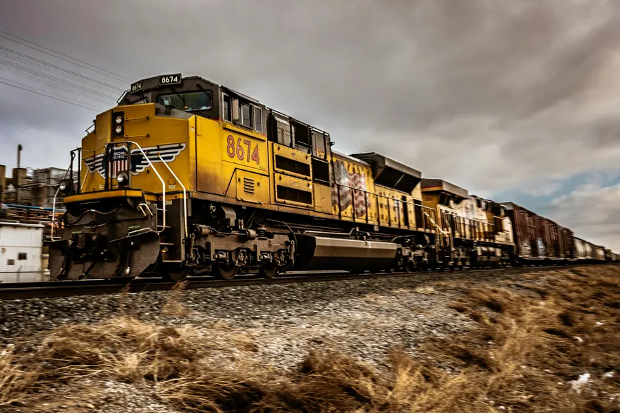 Majestic Freight Train — 200-piece jigsaw puzzle