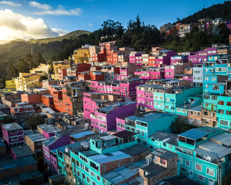 Casas vibrantes na encosta — quebra-cabeça de 300 peças