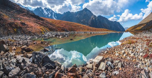 Lago di montagna riflettente — puzzle da 300 pezzi