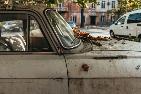 Vintage Car in Autumn — 150-piece jigsaw puzzle