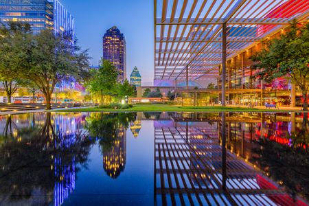 Urban Reflection Splendor — 400-piece jigsaw puzzle
