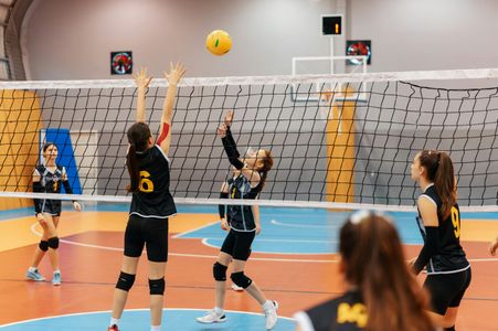 Energetic Volleyball Match — 150-piece jigsaw puzzle