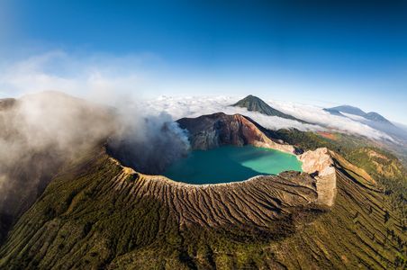 Majestic Volcanic Crater — 400-piece jigsaw puzzle