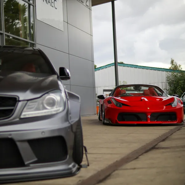 Duelo de coches elegantes — rompecabezas de 150 piezas
