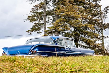 Classic Car Escape — 200-piece jigsaw puzzle