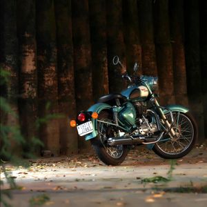Vintage Motorcycle Charm — 100-piece jigsaw puzzle