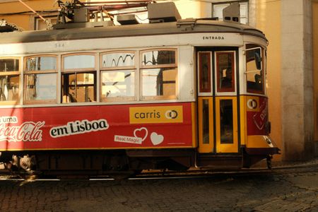 Lisbon Vintage Tram — 400-piece jigsaw puzzle