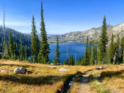 Serene Mountain Lake — 400-piece jigsaw puzzle