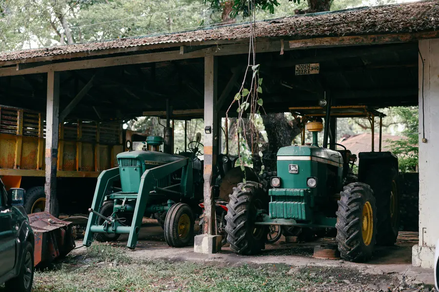 Vintage Tractors Shed — 150-piece jigsaw puzzle