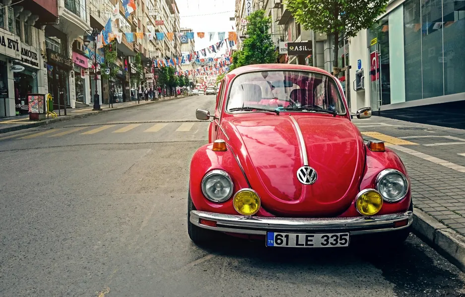 Coche vintage en la ciudad — rompecabezas de 300 piezas