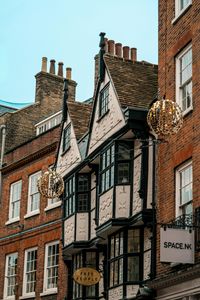 Charming English Facades — 64-piece jigsaw puzzle