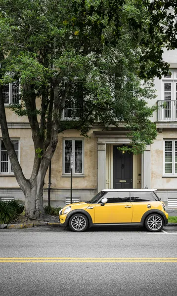 Mobil kuning di depan rumah besar — puzzle 150 potong