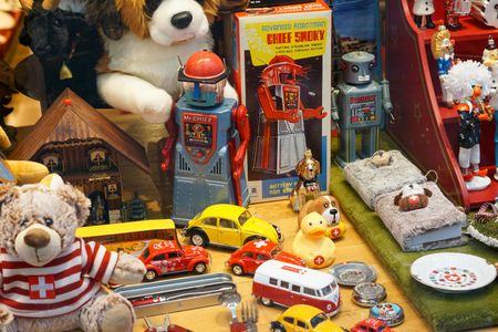 Nostalgic Toy Display — 200-piece jigsaw puzzle