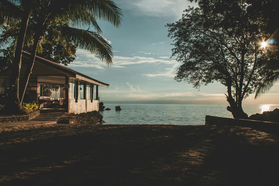 Tropical Lakeside Retreat — 500-piece jigsaw puzzle