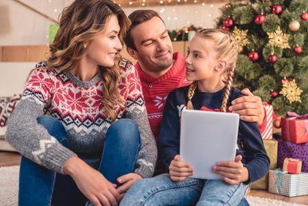 Cozy Family Christmas — 100-piece jigsaw puzzle