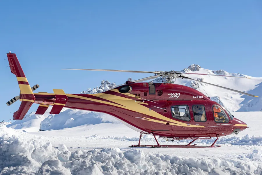 Karmozijnrode helikopter op sneeuw — 64-stukjes legpuzzel