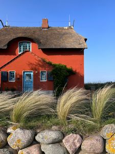 Charming Countryside Cottage — 100-piece jigsaw puzzle