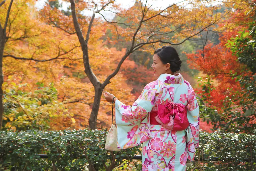 Autumn Kimono Stroll — 300-piece jigsaw puzzle