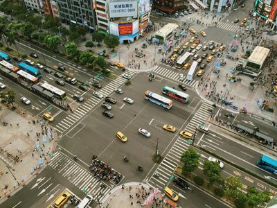 Bustling City Intersection — 400-piece jigsaw puzzle
