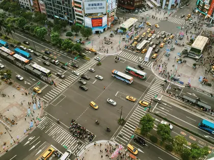 Bustling City Intersection — 400-piece jigsaw puzzle