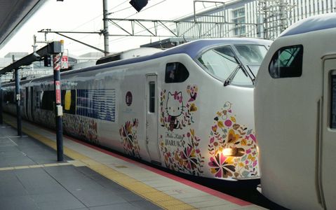Charming Hello Kitty Train — 64-piece jigsaw puzzle