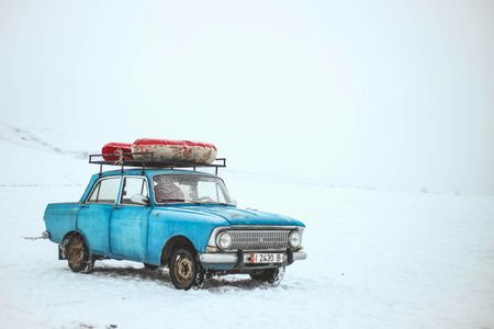 Vintage Car in Snow — 400-piece jigsaw puzzle