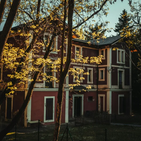 Charming Autumn Residence — 200-piece jigsaw puzzle